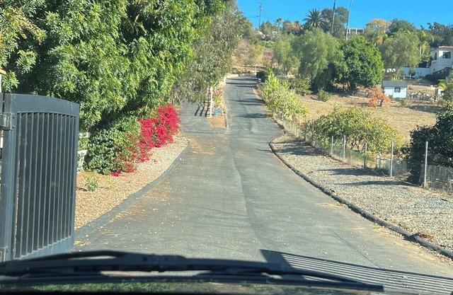 Quiet and Quaint Hideaway-Room in Vista!