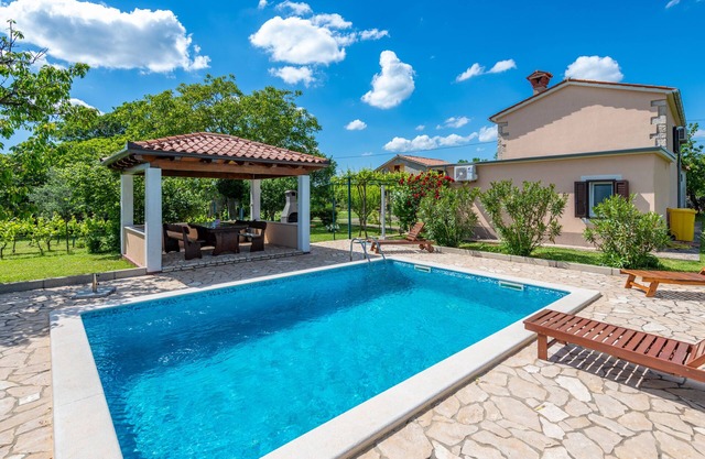 Quiet and secluded, minutes to beach, private pool in a wonderful garden