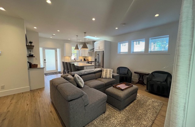 Quiet area- steps to UVIC, Cadboro Bay Village & Beaches, close to downtown.