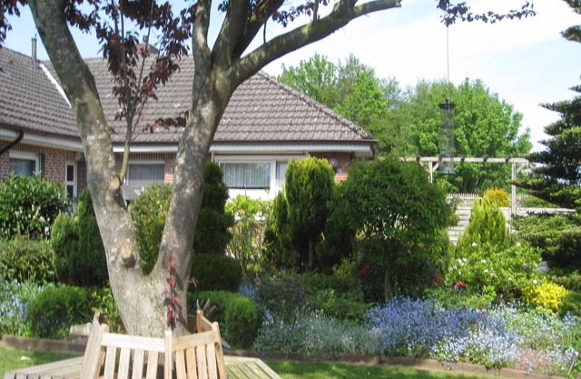 Quiet but centrally located apartment with 2 bedrooms and lots of nature !