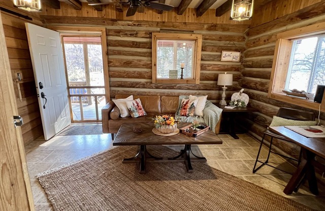 Quiet Cabin on Walnut Creek, Covered Deck, Hot Tub, Swimming Hole, Shelter House