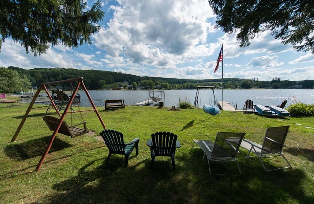 Quiet, Charming Lakefront Cottage