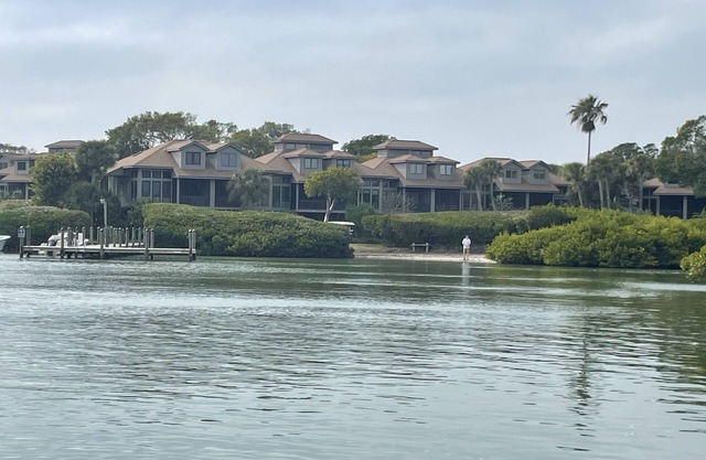 Quiet, clean townhouse. Relaxing winner. Harbor view, short Gulf walk…