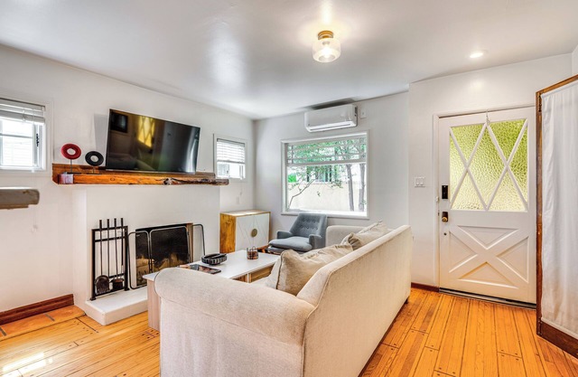 Quiet Cottage < 1 Mi to Venice Beach & Boardwalk!