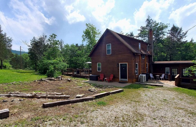 Quiet, country 2 bedroom, 1 bath cabin with 2 optional attached guest apartments