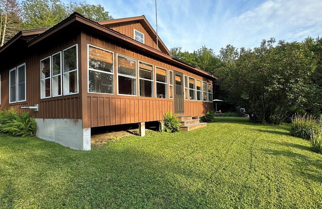 Quiet country home, 28 private acres to explore and a campfire to gather around!