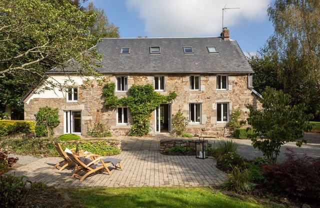 Quiet country house with park-like garden near the Atlantic coast ideal for families