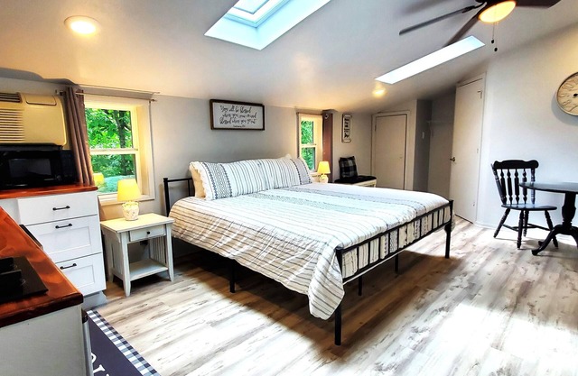 Quiet, country studio guest room with kitchenette