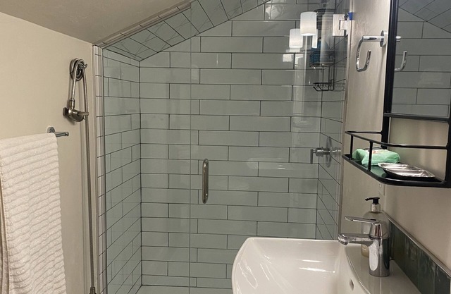 Quiet & cozy loft apartment only minutes to downtown Springfield and U of O.