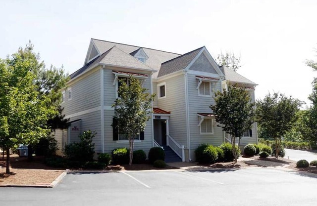 Quiet end home. Walk to Water Country, minutes to Busch Gardens, Pools & Golf