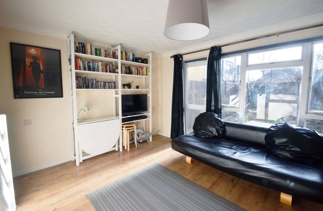 Quiet, family-friendly 1br House, parking available - East London