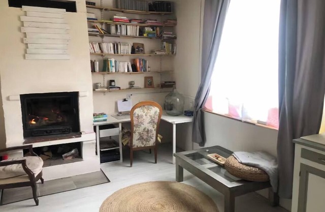 Quiet studio overlooking the garden. Pets at no extra charge