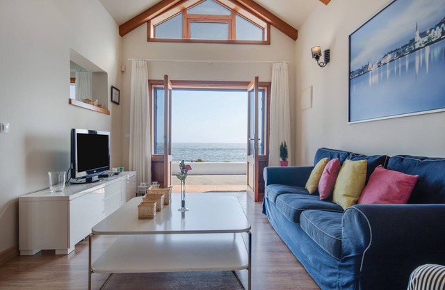 Quiet Holiday Home "Casa Jimena" with Fantastic Sea and Mountain View