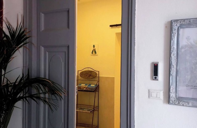 Quiet house a stone's throw from the sea at Posillipo with 5 beds and two bathrooms.