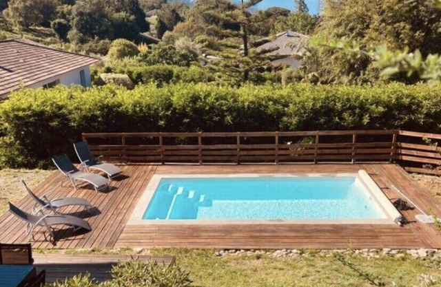 Quiet house with pool