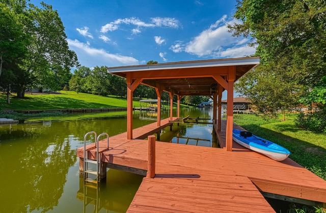 Quiet lake home with two kayaks, furnished deck, grill & fast WiFi - dogs OK