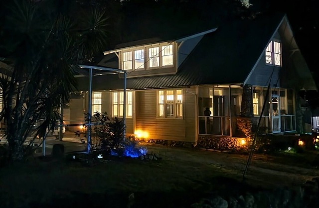 Quiet Lake house w pool and private beach 15 mins from The Villages.