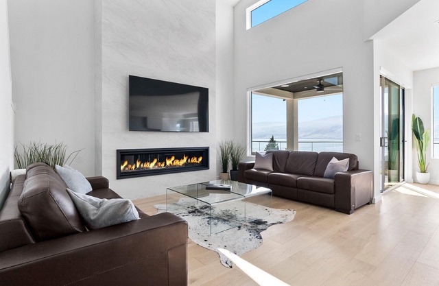 Quiet, Luxury Lake View House minutes to wineries & beach. 1hr to Big White