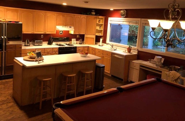 Quiet neighborhood, Family friendly w/backyard view of magic mountain No party