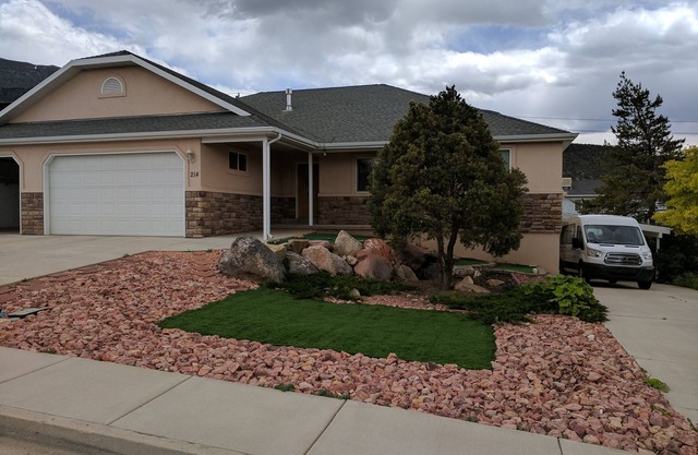 Quiet Neighborhood Home With Excellent Views And Nearby Attractions