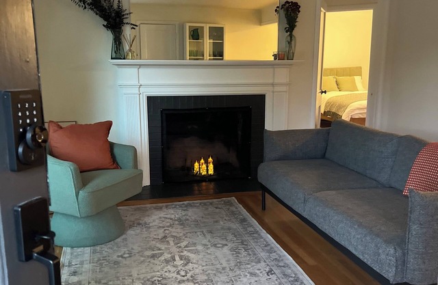 Quiet neighborhood, one block to Discovery park 15 minutes from city center