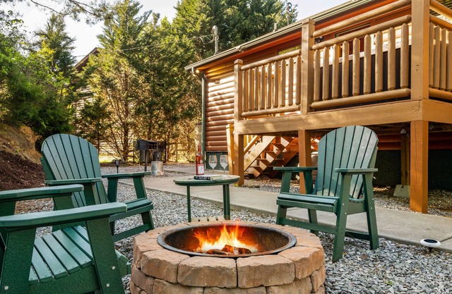 Quiet One-Level Cabin, Hot Tub, Fire Pit, WiFi, 8 Miles to Parkway
