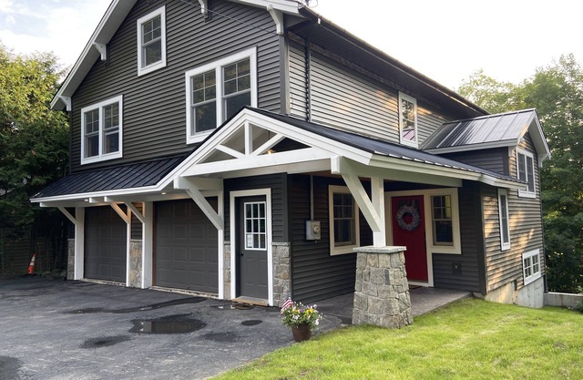 Quiet, Peaceful Location, Walk to Everything, Hot Tub, Fireplace, Game Room