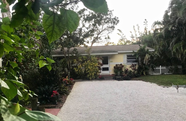 Quiet & Pet Friendly ISLAND Hideaway!