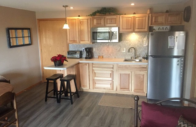 Quiet place close to downtown/Capitol with trails nearby-charming neighborhood