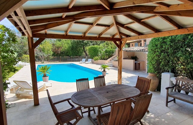 Quiet Provencal villa with character, 4000m2 fenced garden