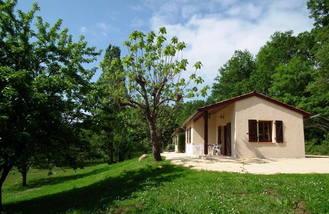 Quiet small house in Holiday Resort * swimming pool, tennis, bar, activities