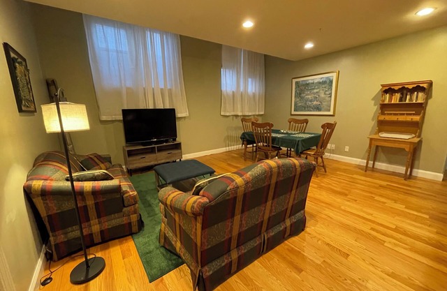 Quiet spacious apartment sleeps 4. 1br plus den.