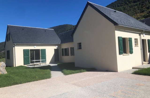 Quiet, spacious house sleeps 10 near St Lary 360° mountain views.