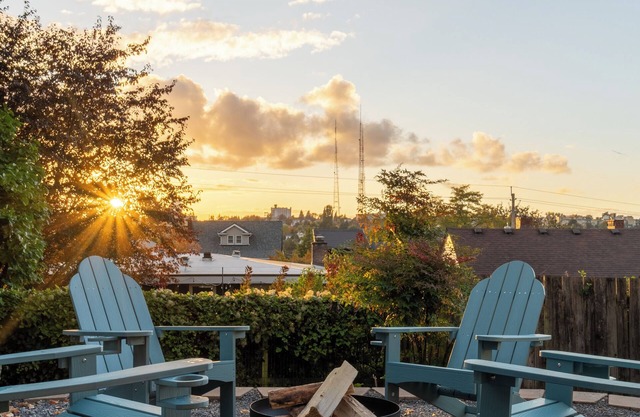 Quiet Urban 2BR, Walk to Lake, Cafes, Free Parking