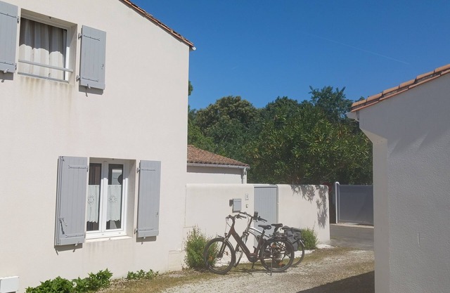 quiet villa in the heart of a pine forest near bike paths