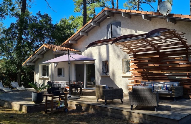 quiet villa near the beaches, the port and the golf course with a magnificent garden