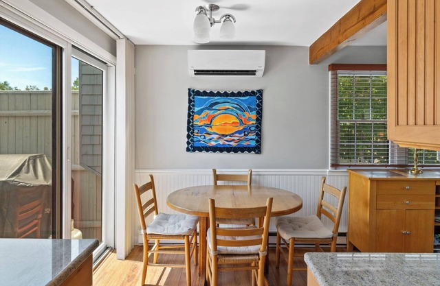 Quiet West End Artsy Gem/Private Patio + Parking/2 Bedrooms/Relax + Unwind