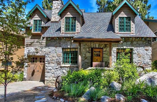 Quintessential Tahoe Cabin, Private beach, kayaks, Max Occ 4 adults 2 kids