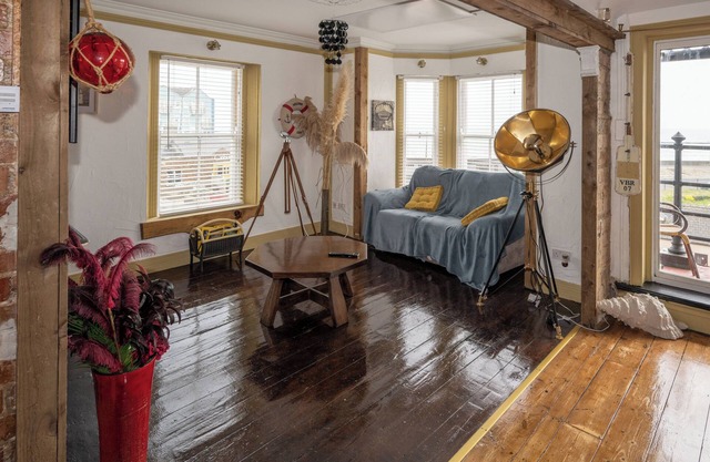 Quirky Apt - Sleeps 6 - Coastal Area - Parking