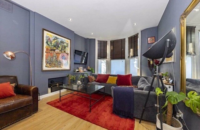 Quirky colourful apartment in Brixton with private patio
