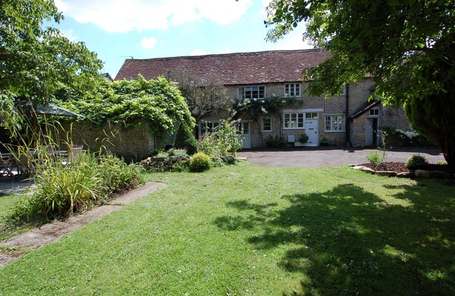 QUIST COTTAGE, pet friendly, country holiday cottage in Ilminster