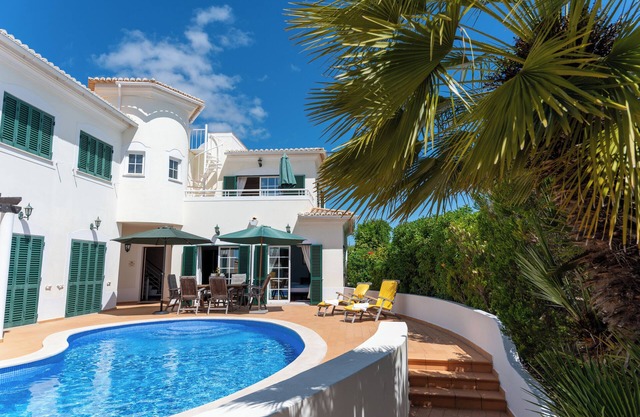 Quit villa with large pool and sea views, perfect for families and couples