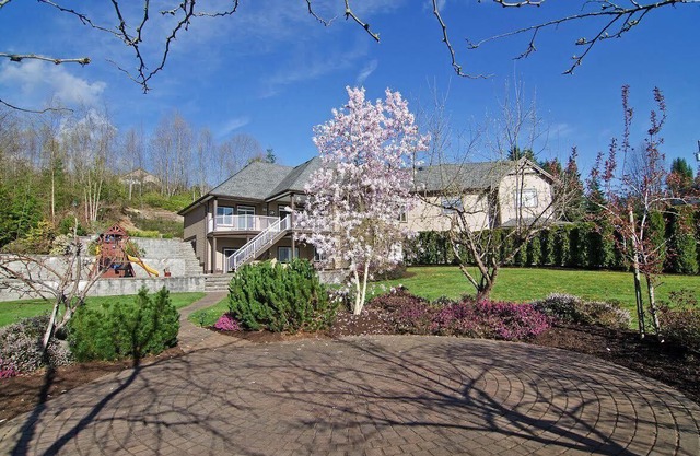 Quite beautiful comforting house in the nature close to the lakes and parks