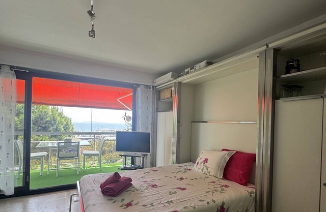 Réf. 14473/Holiday rental Mandelieu - Studio with sea view & sleeps 4