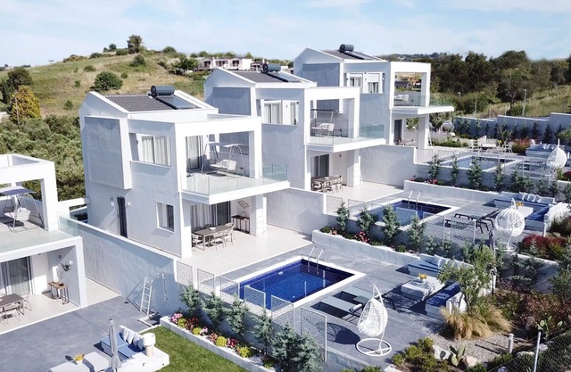 R 1031 Glorious 3 Bedrooms Villa with Private Pool, Sea View.