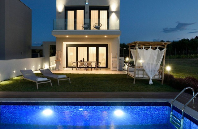 R 1230 Izador Villa with Sea view, private pool & Welcome Basket on arrival