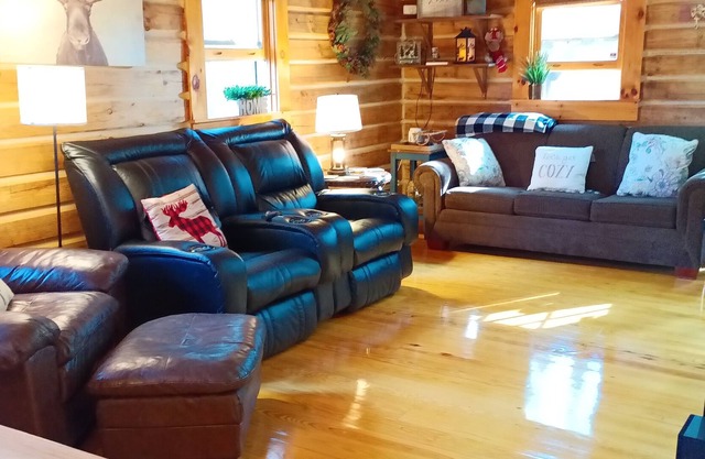 R&R cabin, bullfrog hot tub w/ gazebo wifi, Patoka Pass, minutes to park entranc