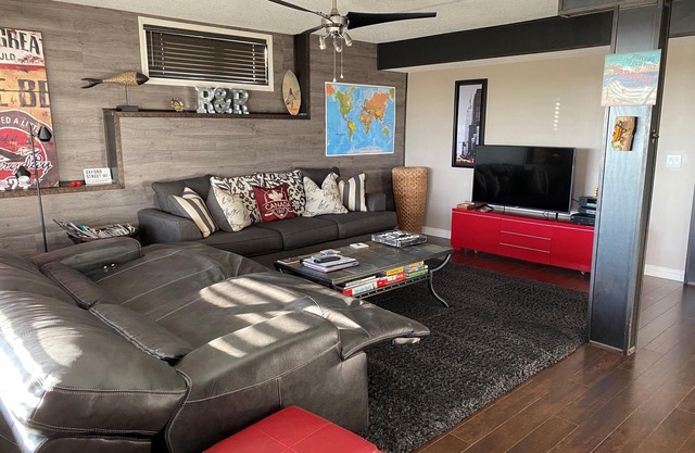 R&R Executive Suite, Private Entrance, Sleeps 4, Hot Tub with pond/green view