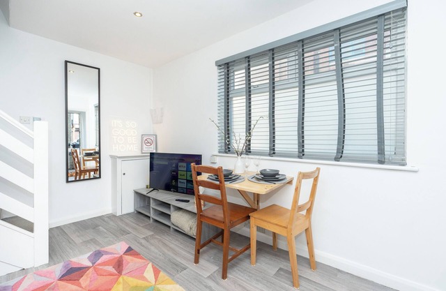 Rabbit Hutch | One Bedroom Home in the heart of Southsea | Parking & Netflix
