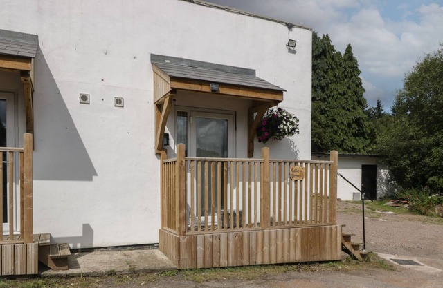 RABBITS WARREN, pet friendly, with a garden in Blakeney